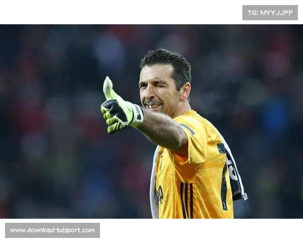 意大利传奇门将布冯亮相邯郸U18决赛 与球迷互动合影展现亲民风采