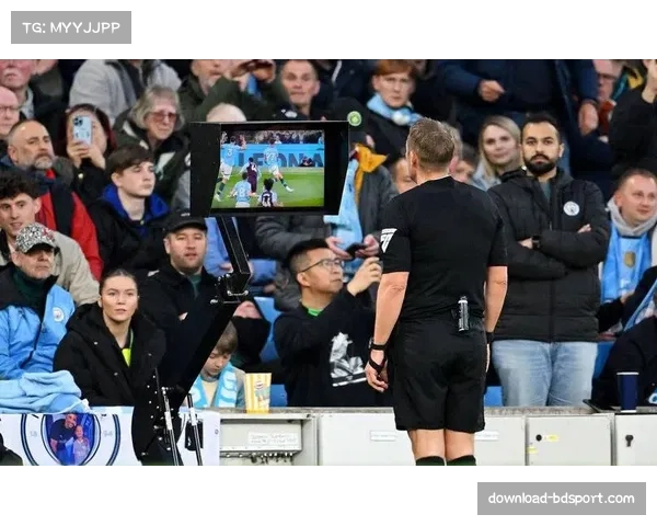 VAR技术继续影响比赛走势 裁判判罚一致性引发讨论